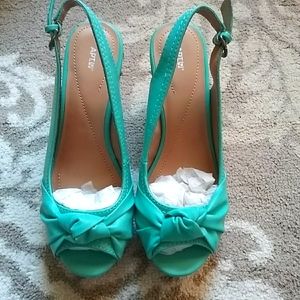NWOT APT.9 wedge sandals, sz 7, teal